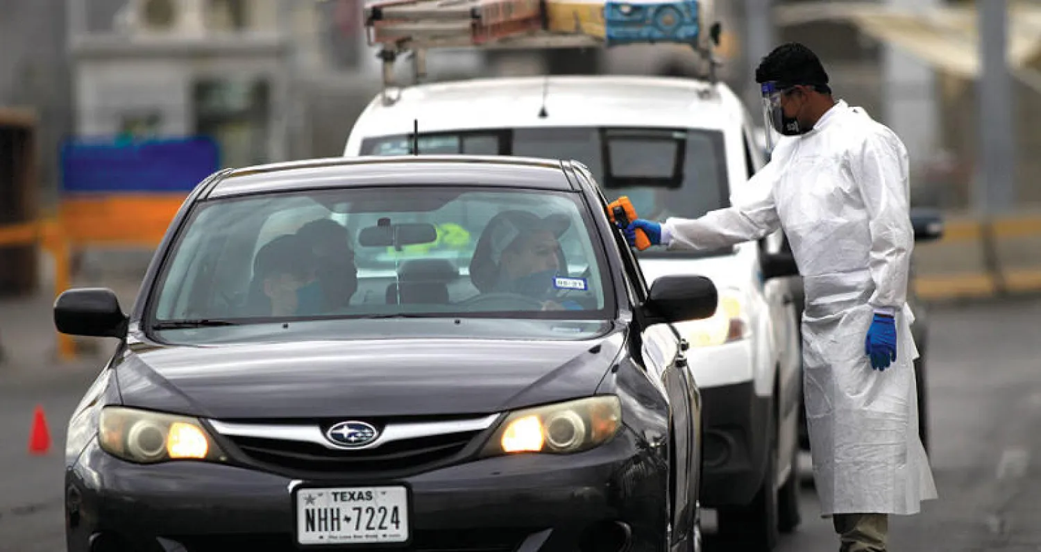 ممرض يفحص سائق سيارة على جسر كوردوفا في الولايات المتحدة (إ.ب.أ)