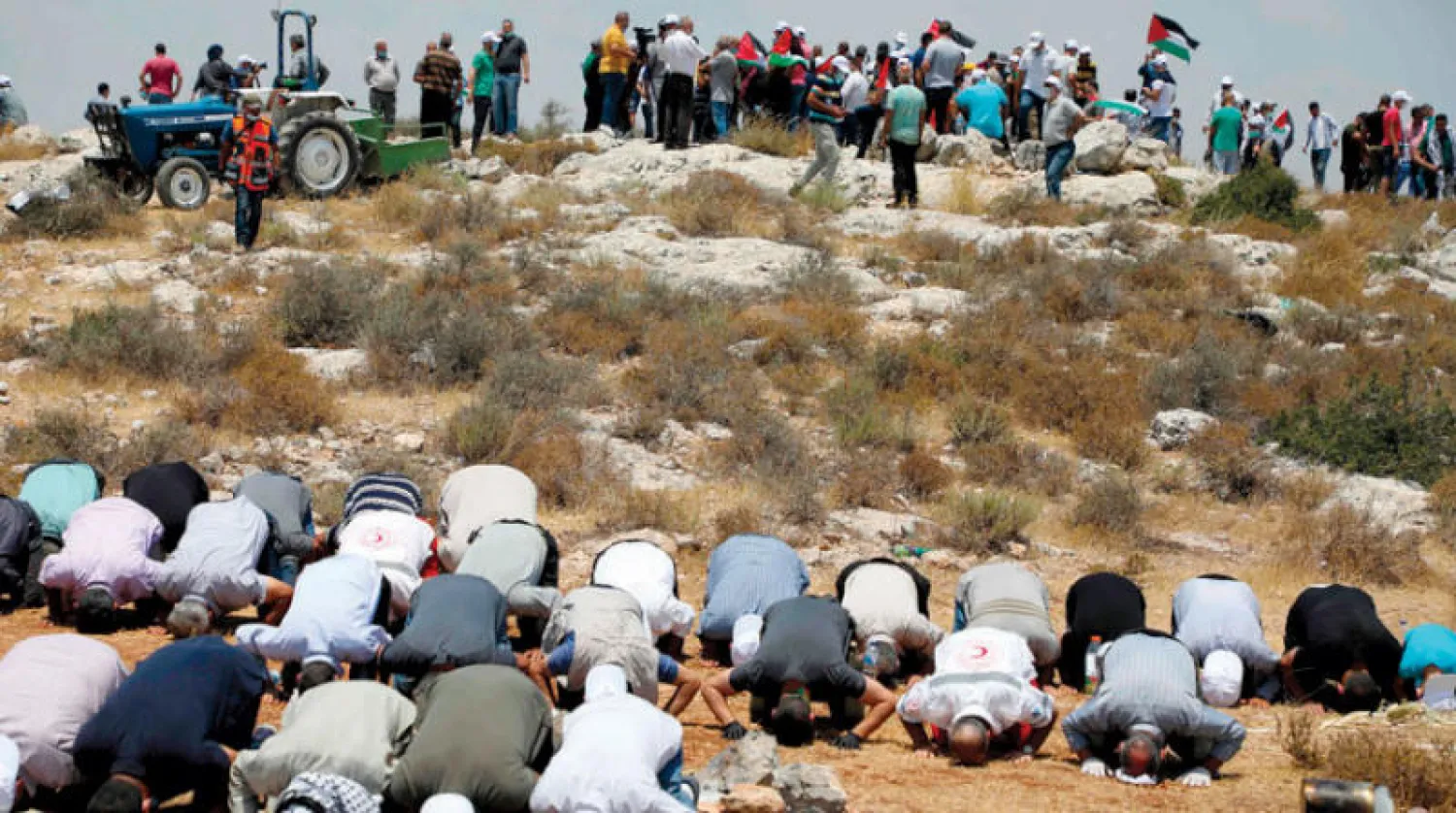 فلسطينيون تظاهروا أمس ضد توسعة المستوطنات الإسرائيلية في الضفة (أ.ف.ب)