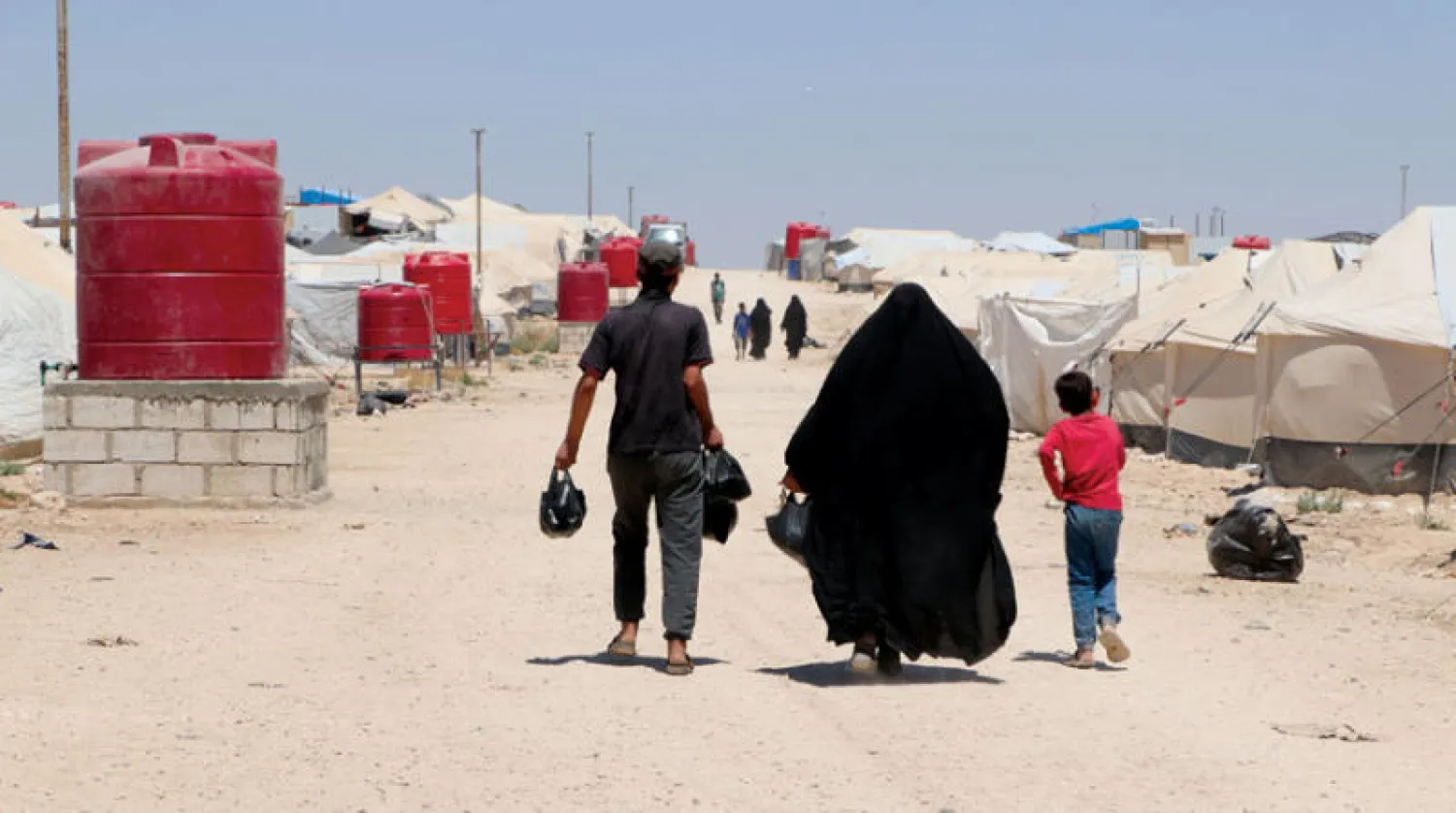 نازحون يحملون المياه في شمال شرقي سوريا (الشرق الأوسط)