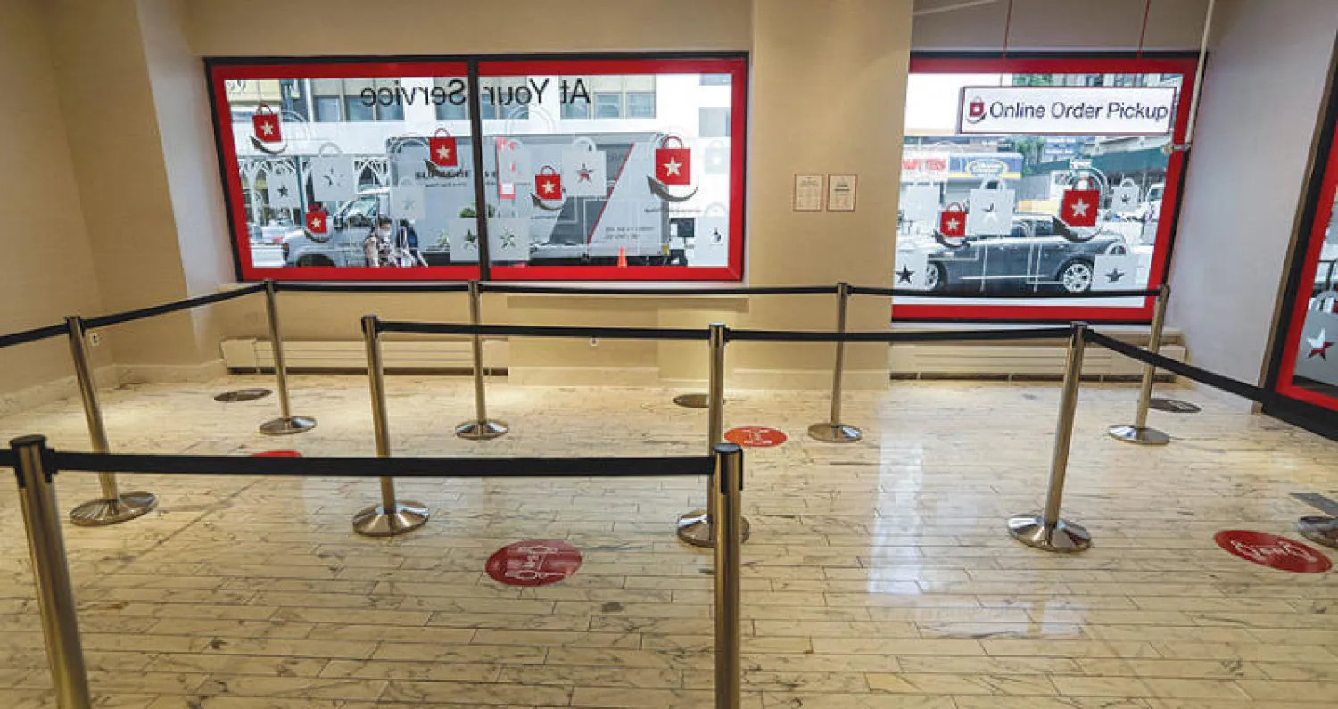 عاد «كورونا» ليلقي بظلاله مرة أخرى على وتيرة النمو لأكبر اقتصاد في العالم (أ.ب)