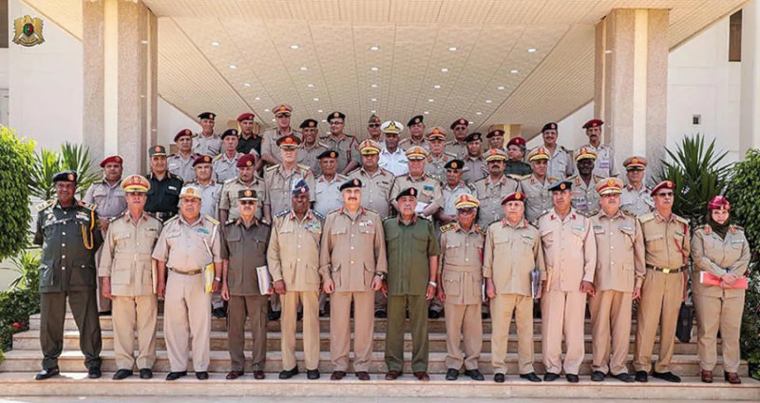 رؤساء الأركان ومديرو الإدارات في قيادة الجيش الوطني الليبي بعد اجتماع في بنغازي أمس (الجيش الوطني)