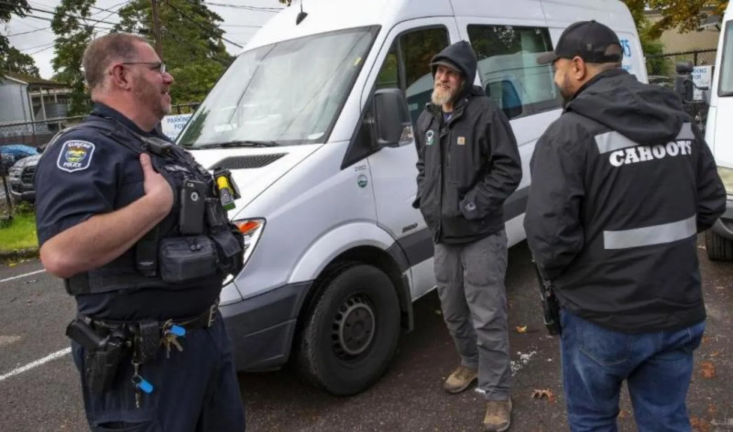 رجل شرطة أميركي وموظف من البرنامج يتحدثان مع مشرد (سي إن إن)