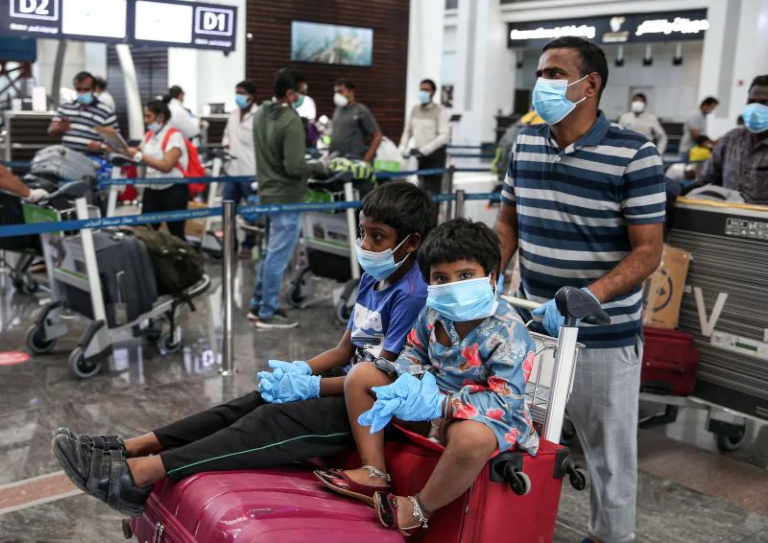 مسافرون في مطار مسقط الدولي (أ.ف.ب)