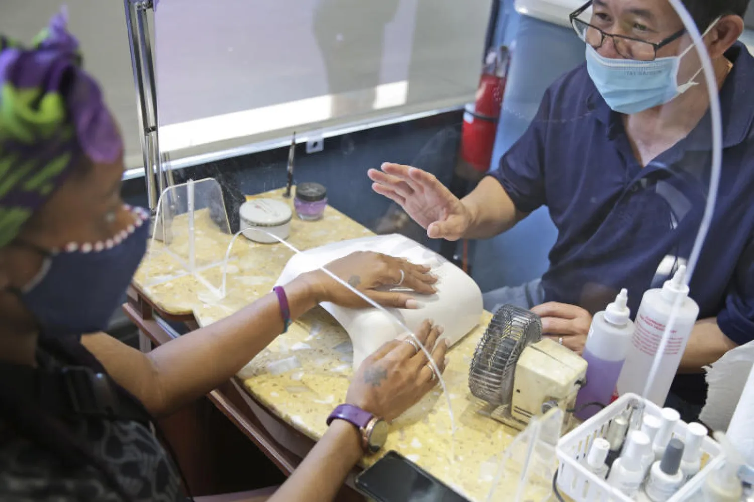 أونلاين ***أحد المحال التجارية في نيويورك عقب فتح البلاد (أ.ب)