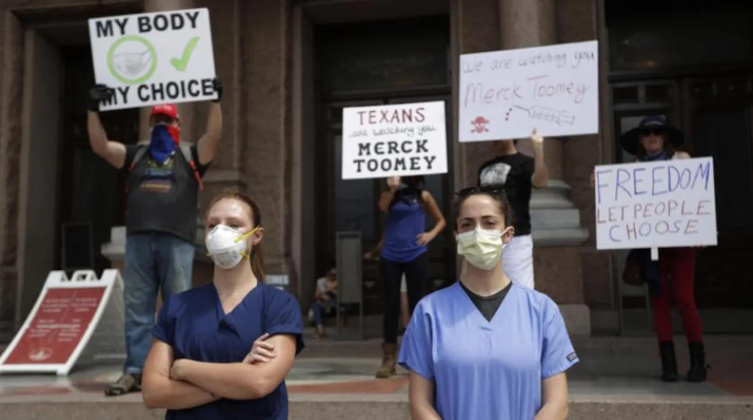 Teksas’ta 25 Nisan'da eyaletin yeniden açılmasını protesto eden sağlık çalışanları. (AP)
