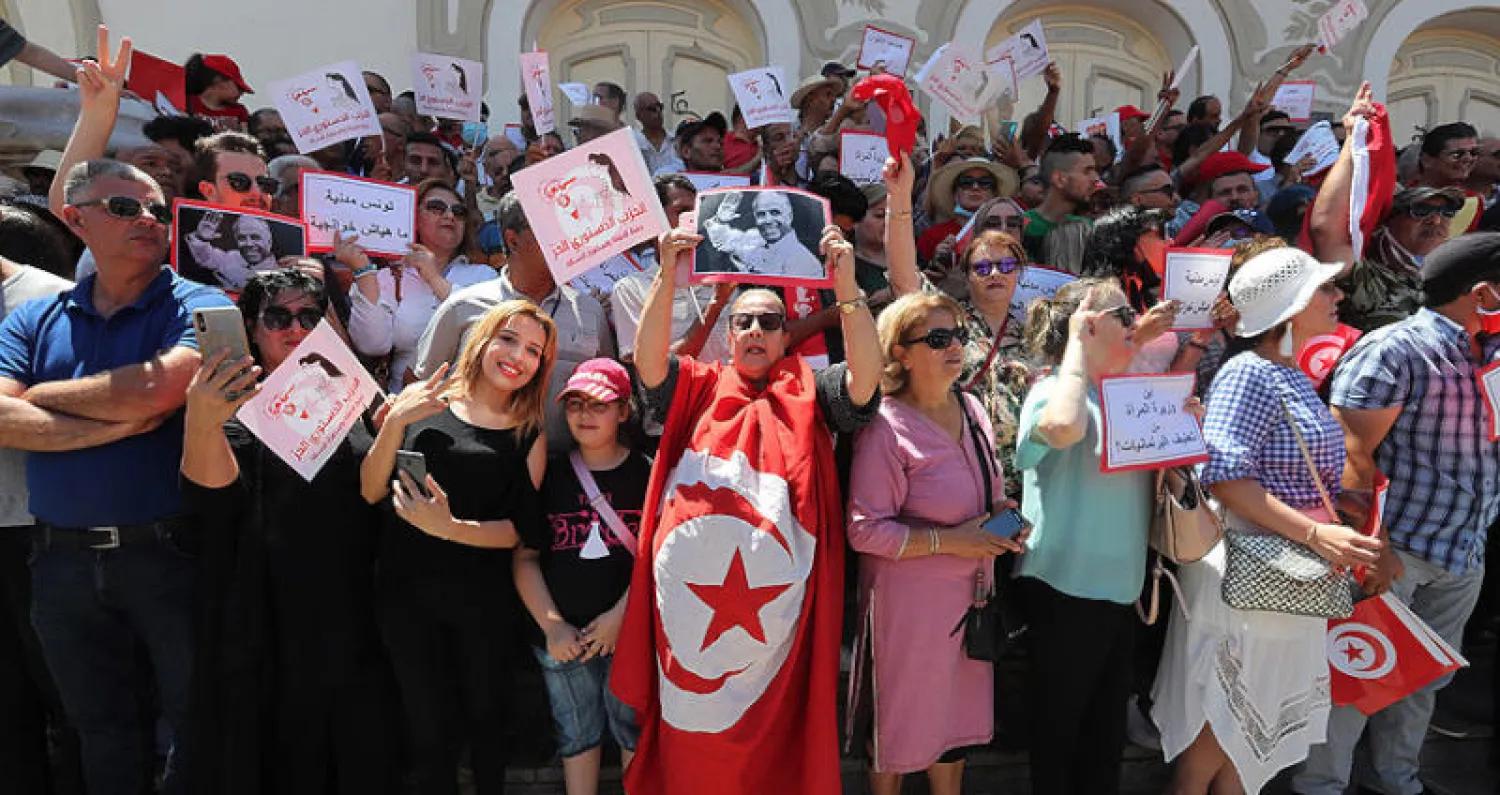 عدد من المؤيدين لعبير موسى التي تتهم «النهضة» بتنفيد أجندة الإخوان (إ.ب.أ)