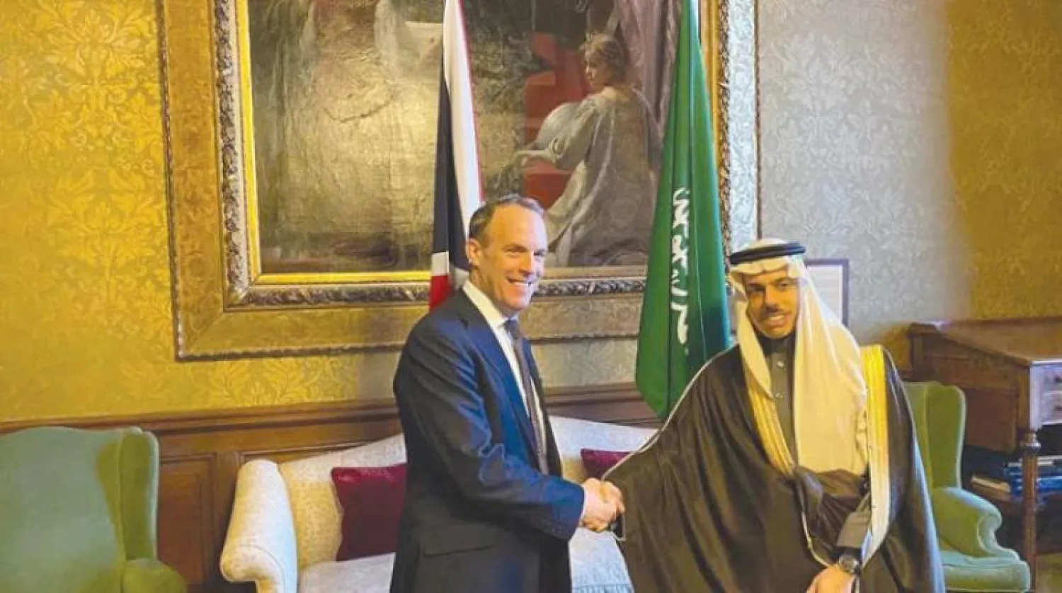 وزير الخارجية السعودي الأمير فيصل بن فرحان ونظيره البريطاني دومينيك راب خلال لقاء سابق جمعهما في لندن (الشرق الأوسط)
