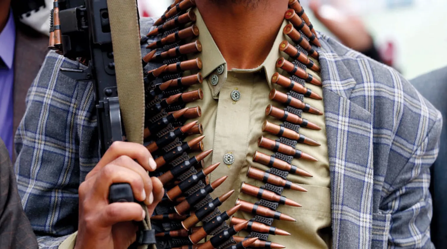 حزام رصاص حول رقبة عنصر من ميليشيا الحوثي في صنعاء أمس (رويترز)