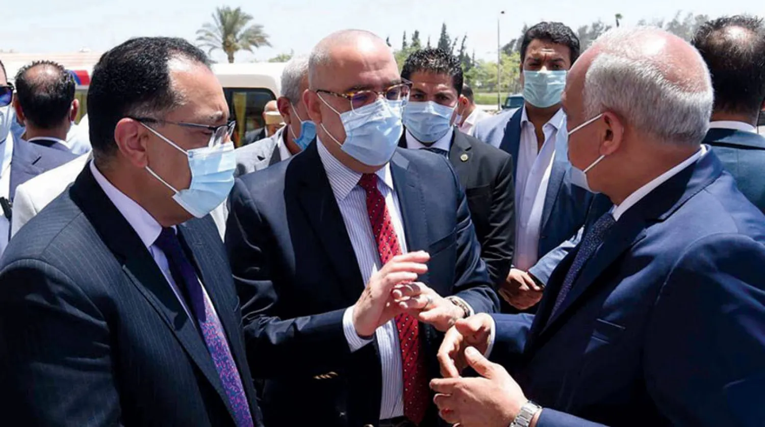 رئيس الوزراء المصري مصطفى مدبولي خلال جولة تفقدية بصحبة وزير الإسكان في الجيزة أمس (الحكومة المصرية)