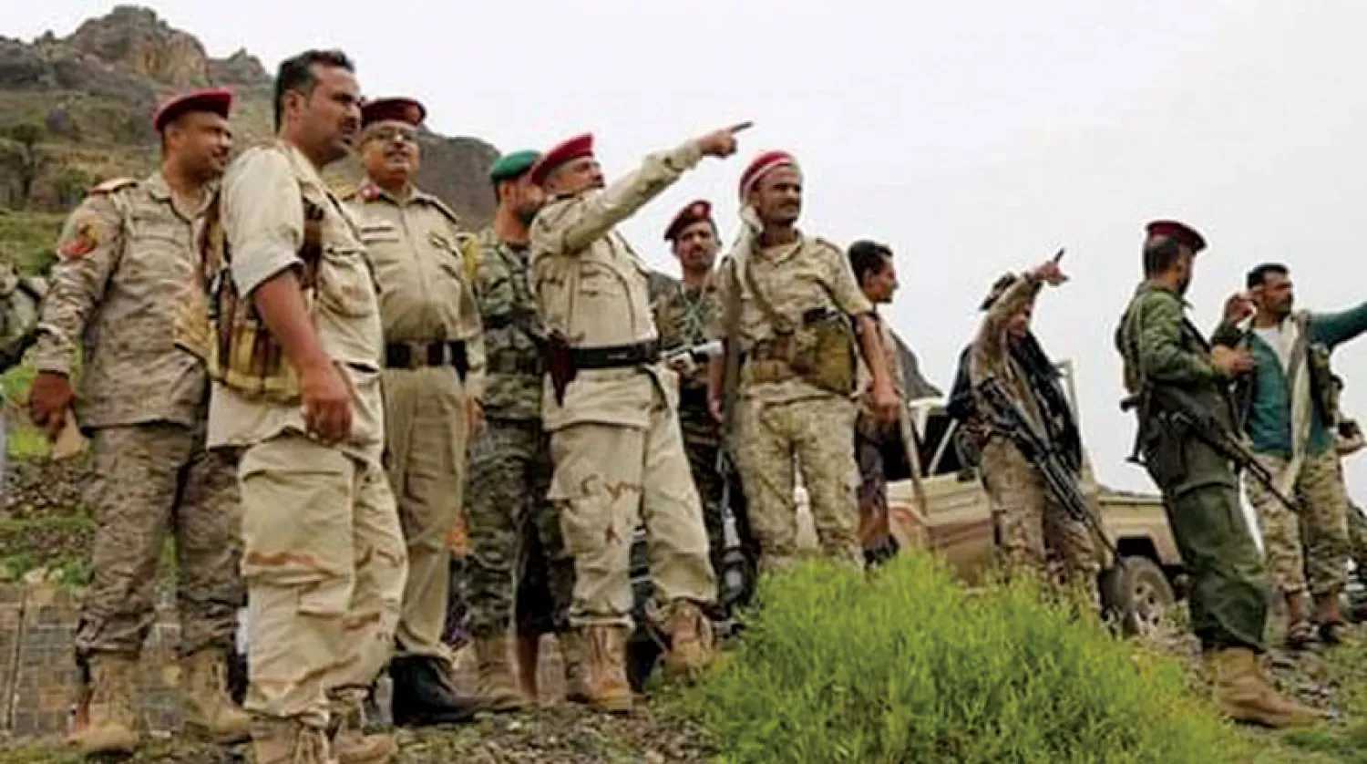 رئيس أركان محور تعز في الجيش اليمني يتفقد قواته في الخطوط الأمامية (وزارة الدفاع اليمنية)