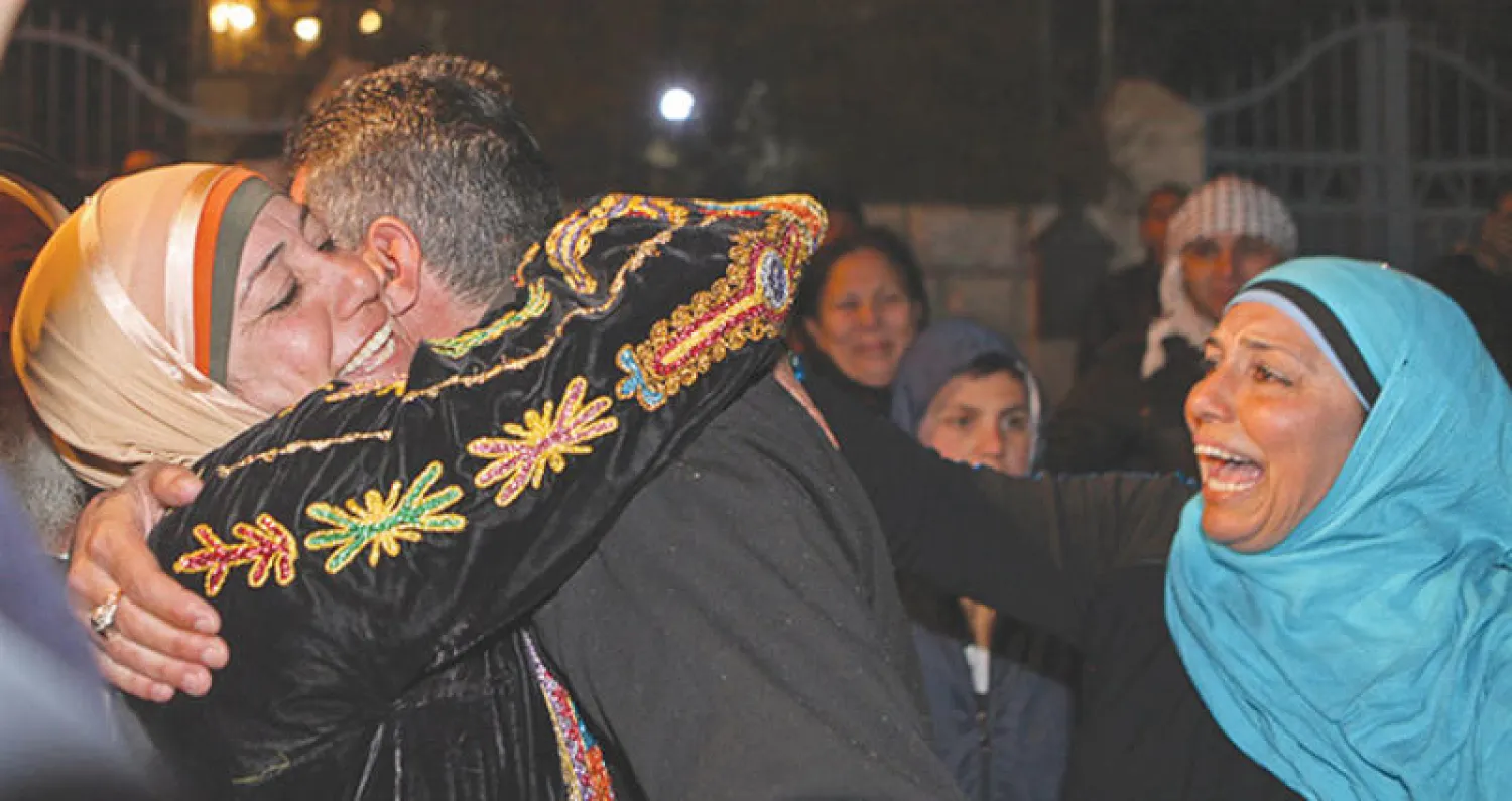 وصول الأسرى المحررين ضمن المرحلة الثانية من صفقة شاليط إلى رام الله عام 2011 (وفا)