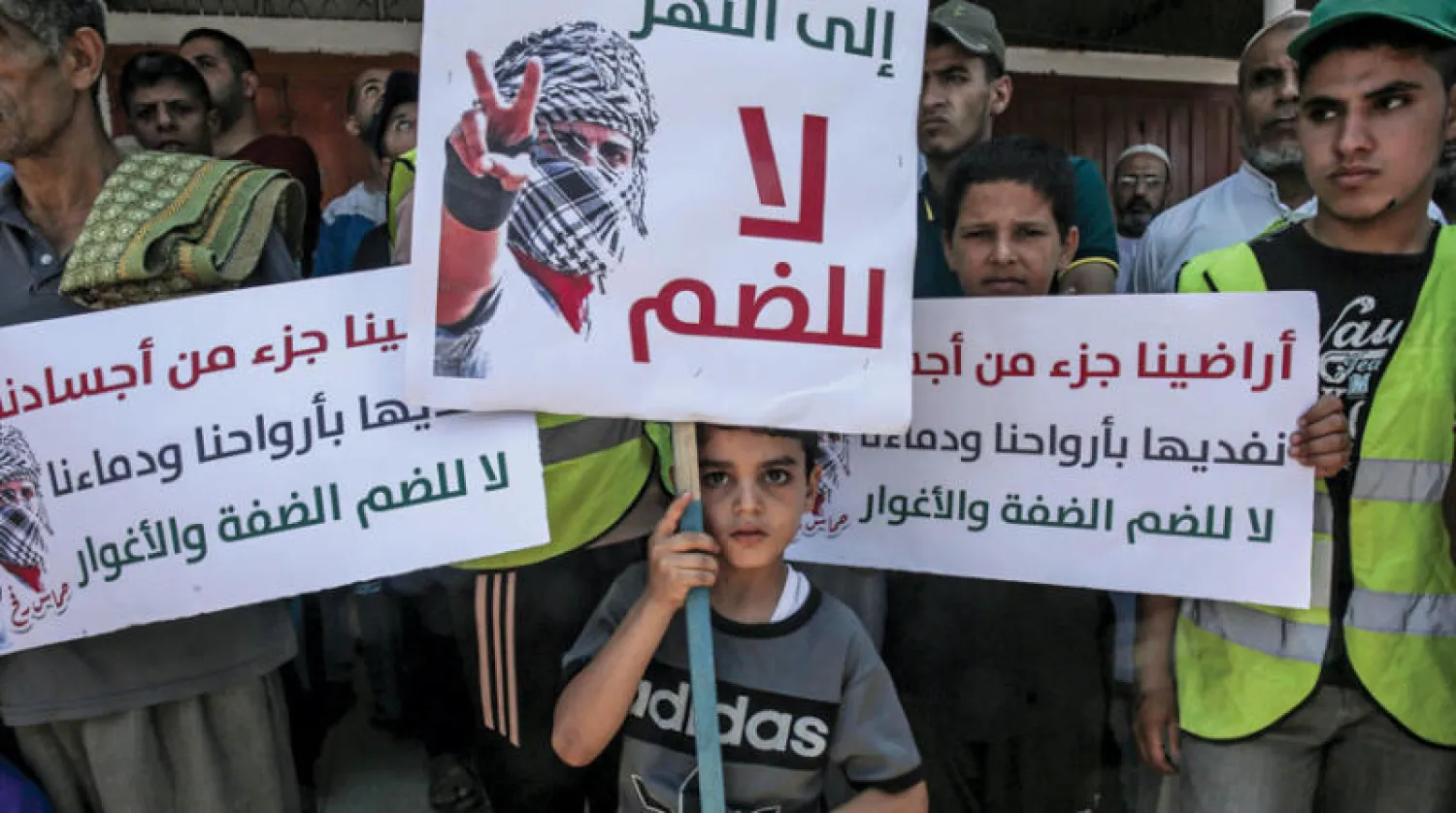 احتجاجات شعبية في رفح بقطاع غزة ضد مخطط ضم الضفة (أ.ف.ب)