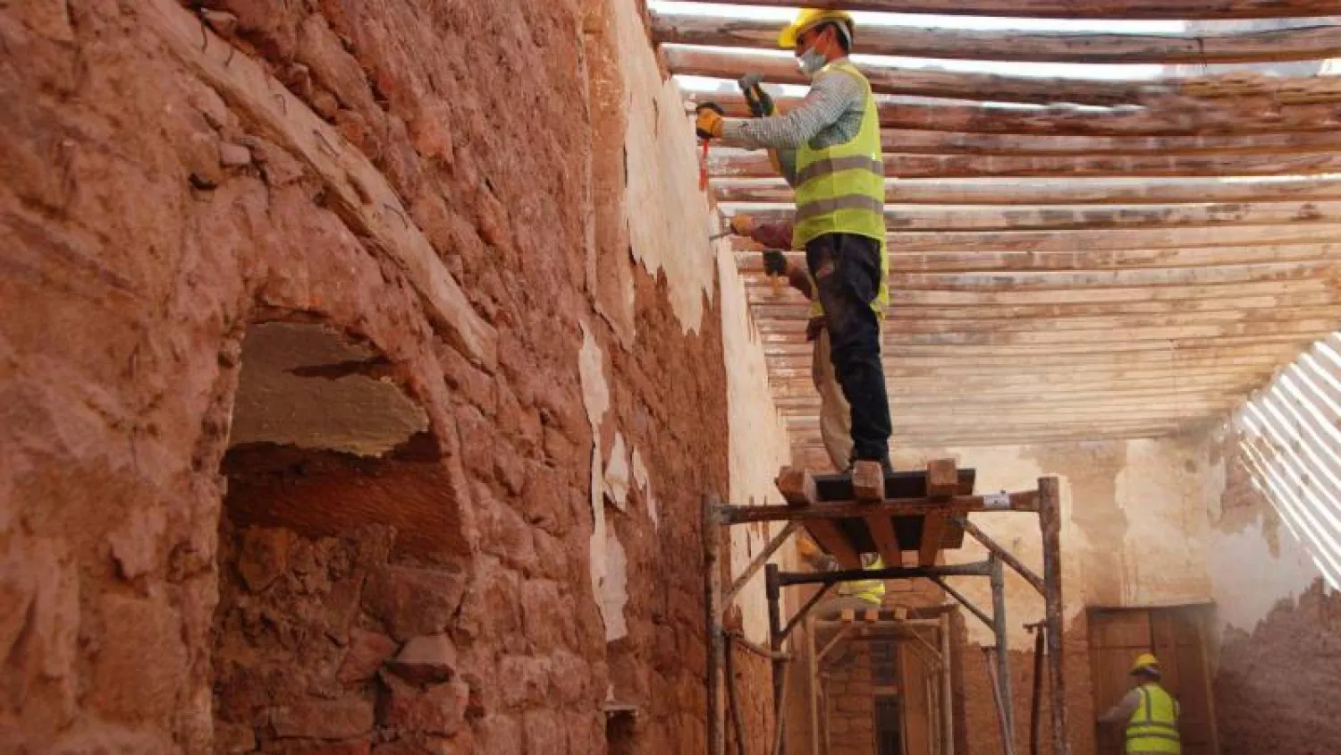 جانب من أعمال الترميم في مساجد العلا التاريخية (الشرق الأوسط)