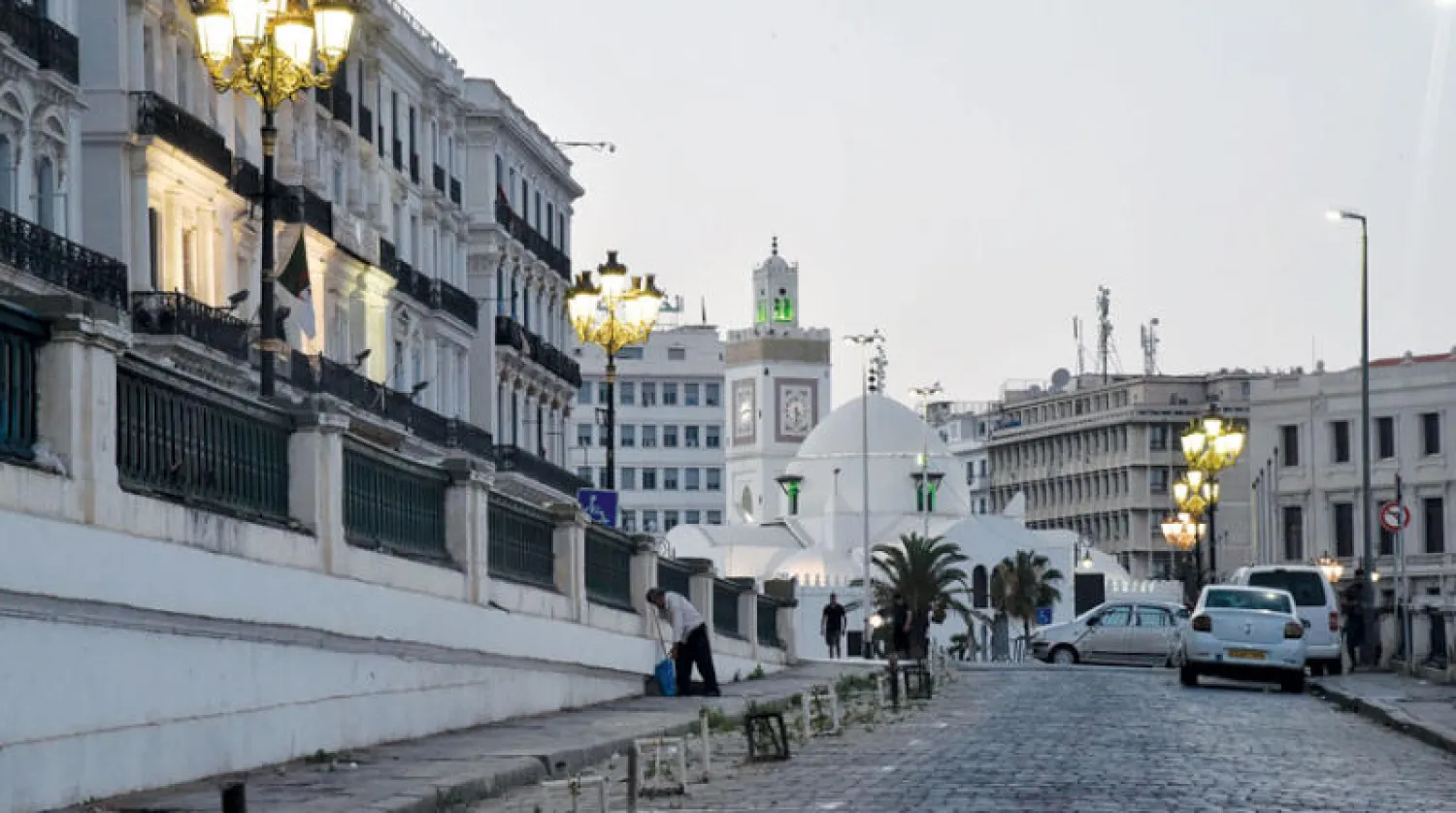 جانب من الإغلاق للعاصمة الجزائرية أواخر شهر يونيو المنصرم (أ.ف.ب)