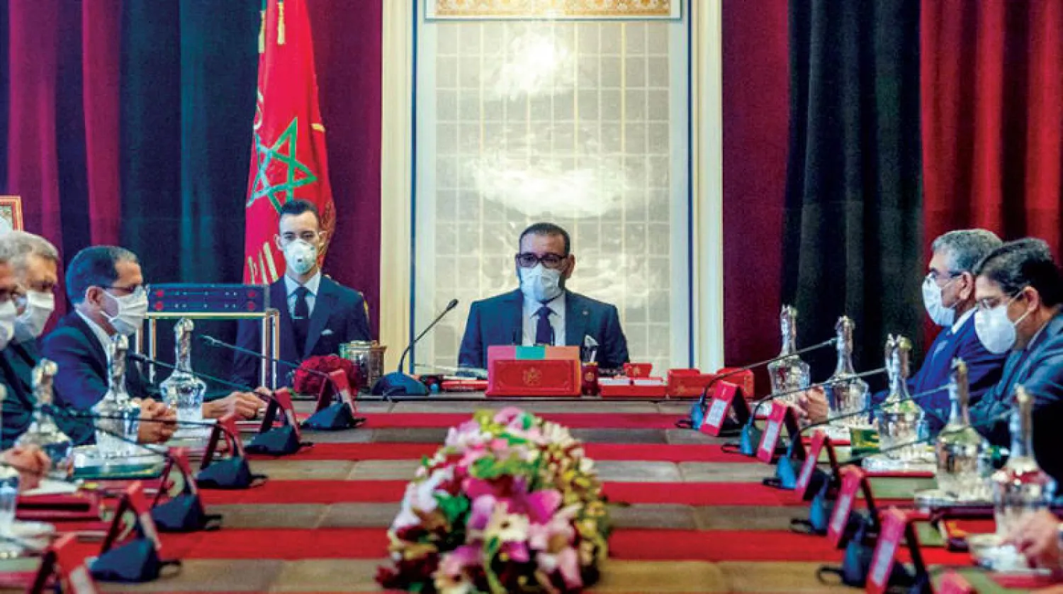 الملك محمد السادس لدى ترؤسه مجلساً وزارياً في القصر الملكي بالرباط وبدا إلى جانبه ولي العهد (ماب)