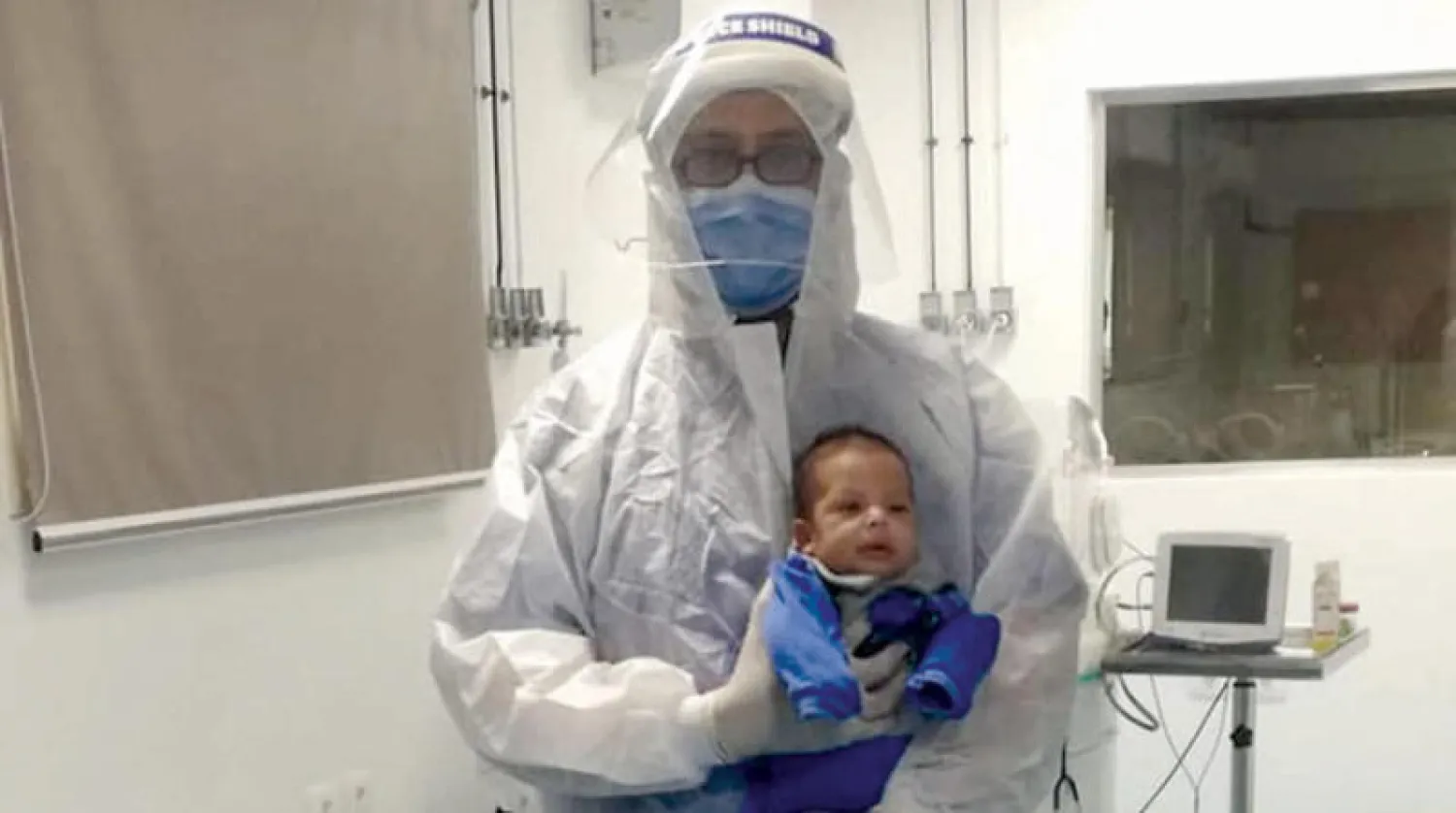 طفل مصري رضيع عمره 22 يوماً يتعافى من «كورونا» (مستشفى الساحل التعليمي)