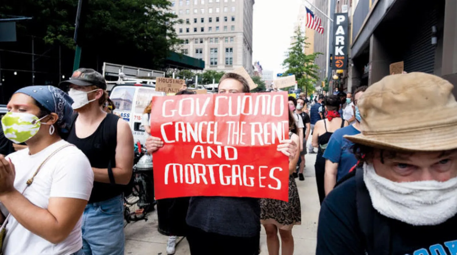 متظاهرون في نيويورك يطالبون بإلغاء الإيجارات وأقساط الرهن العقاري أثناء فترة «كورونا» (إ.ب.أ)