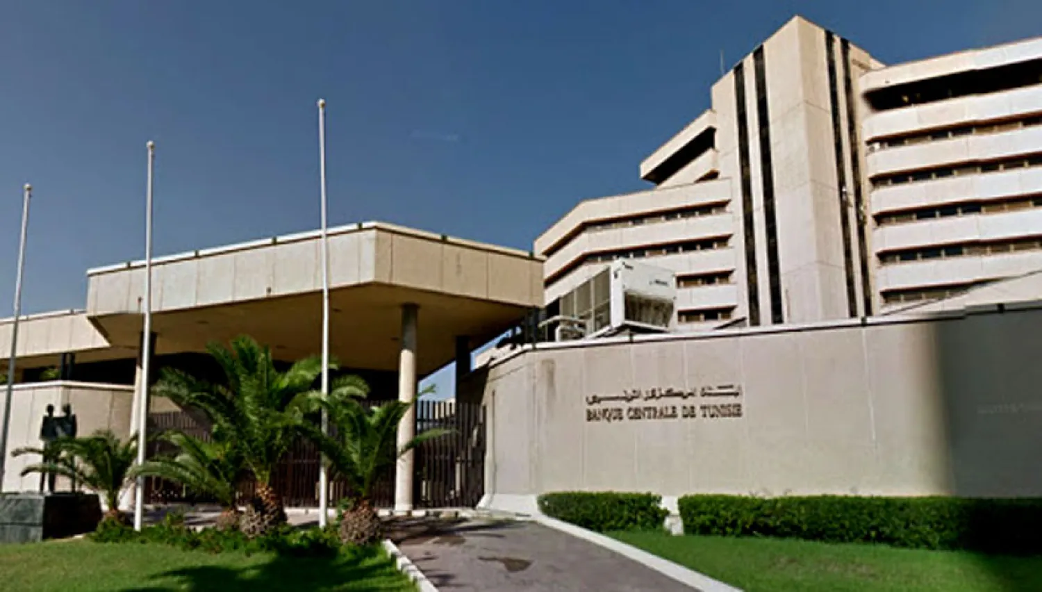 السياحة التونسية تفقد نصف عوائدها