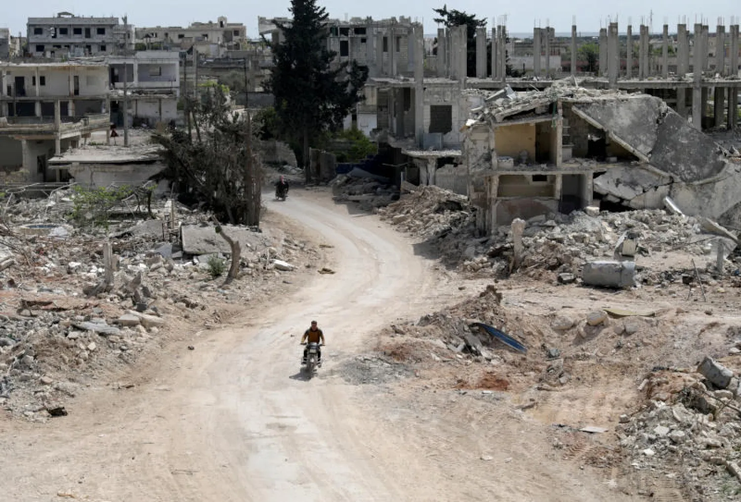 صورة توضح مباني مُدمرة في بلدة النيرب بريف إدلب (رويترز)