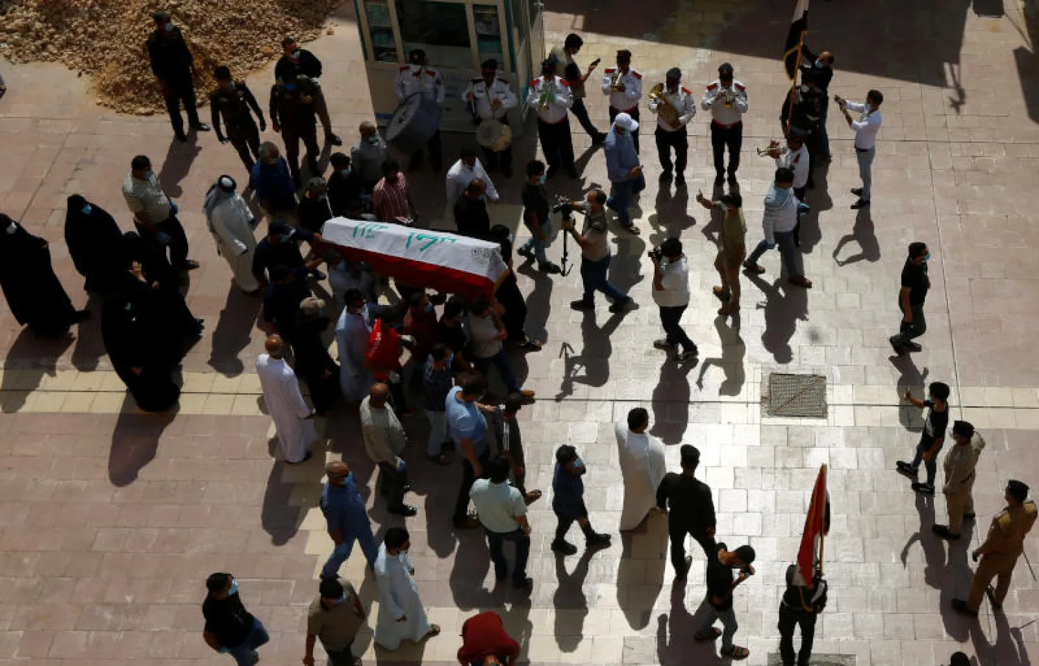 مشيعون يحملون نعش المستشار والباحث العراقي هشام الهاشمي خلال جنازته في مدينة النجف (رويترز)