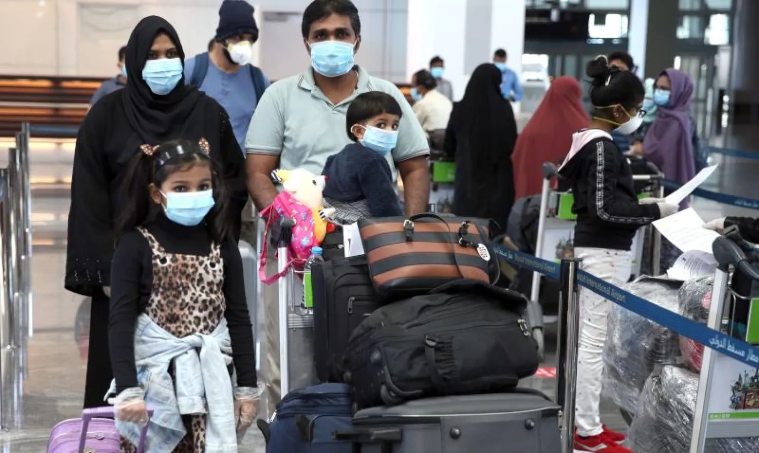 مسافرون في مطار مسقط الدولي (أ.ف.ب)