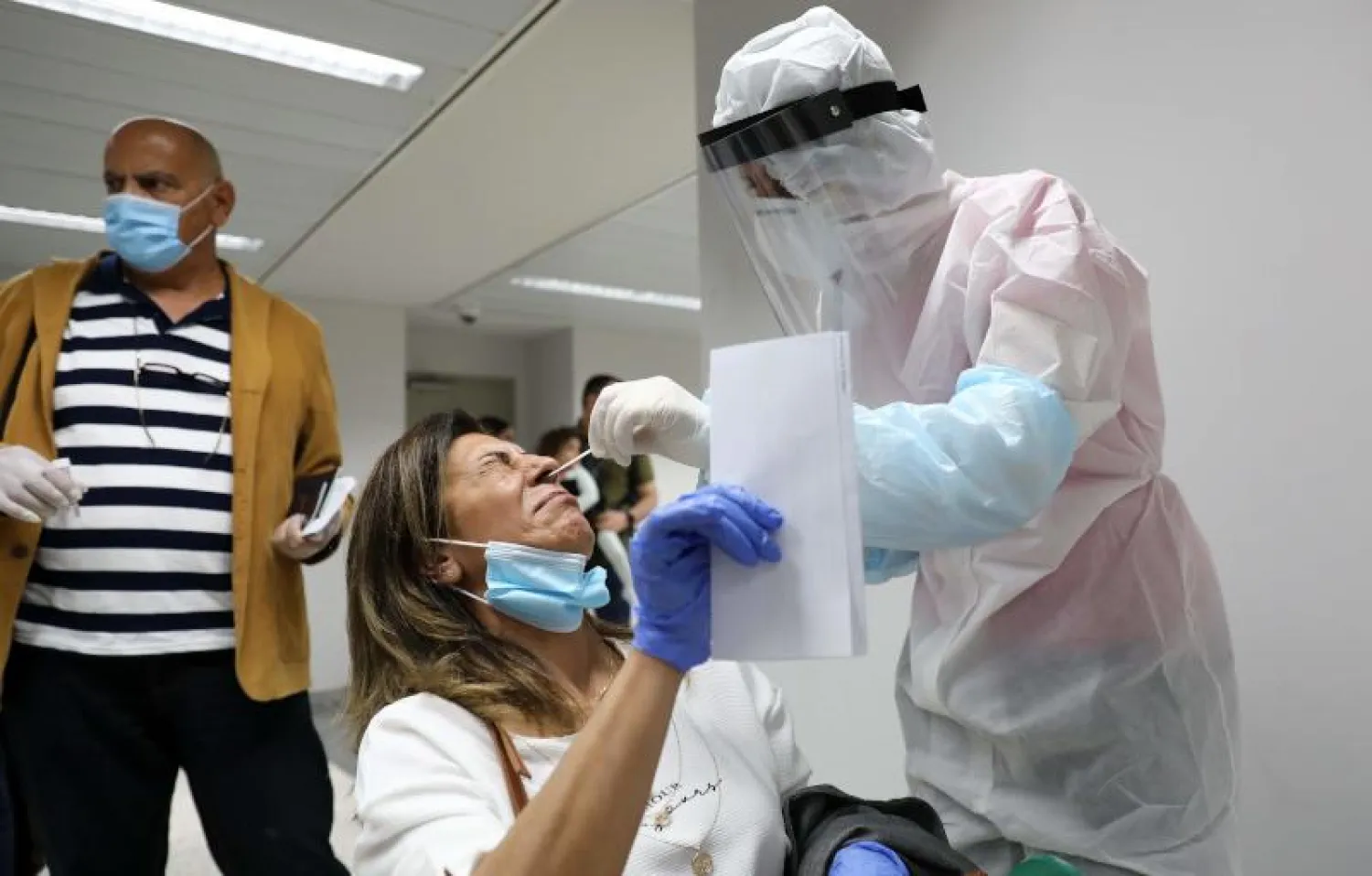 اختبار فيروس «كورونا» في صالة الوصول بمطار بيروت الدولي (أ.ف.ب)