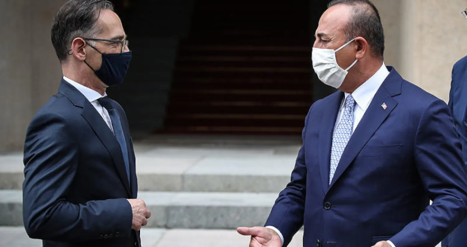 ماس وجاويش أوغلو خلال لقائهما في برلين الخميس الماضي (أ.ب)