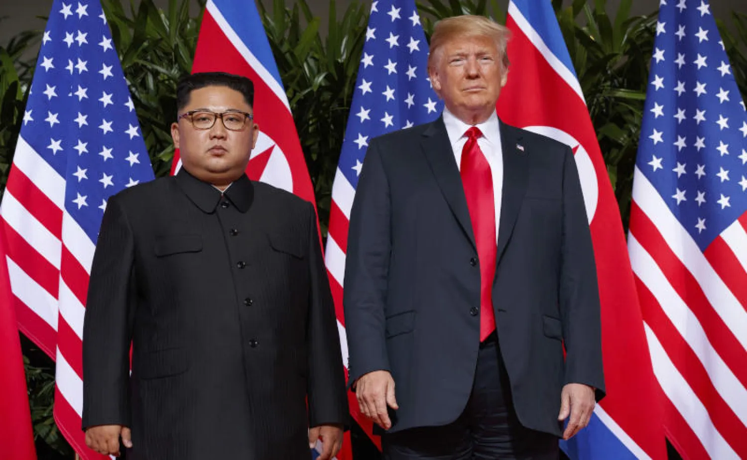 زعيم كوريا الشمالية كيم جونغ أون (يسار) والرئيس الأميركي دونالد ترمب خلال قمة جمعتهما في سنغافورة (أ.ب)
