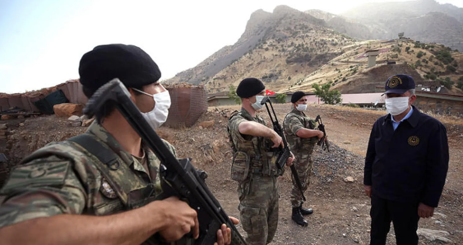 وزير الدفاع التركي خلوصي أكار يتفقد قوات بلاده على الحدود مع العراق الشهر الماضي (أ.ب)