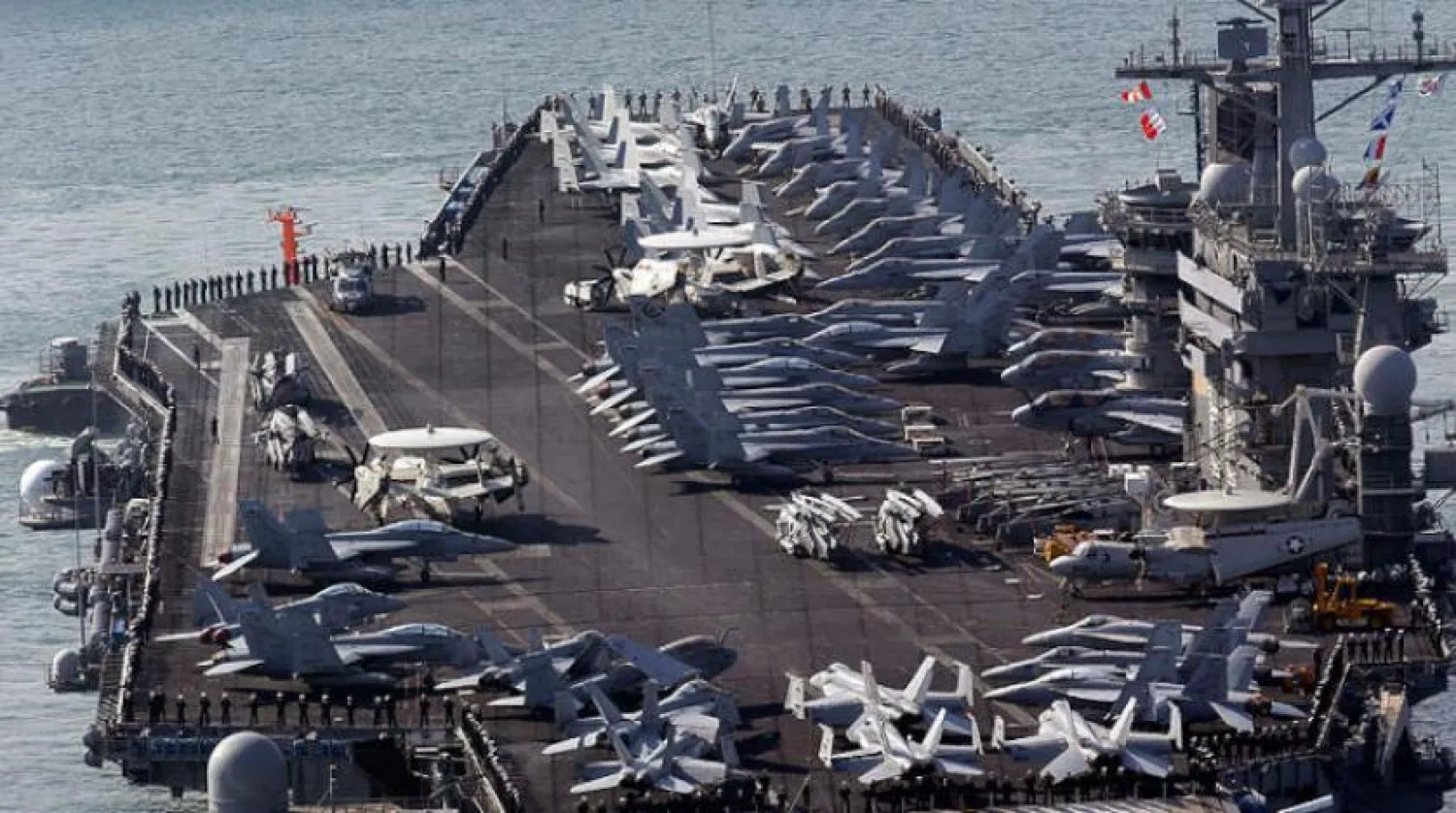 Güney Çin Denizi'nde yapılan askeri tatbikatlara katılan USS Nimitz uçak gemisi (AP)