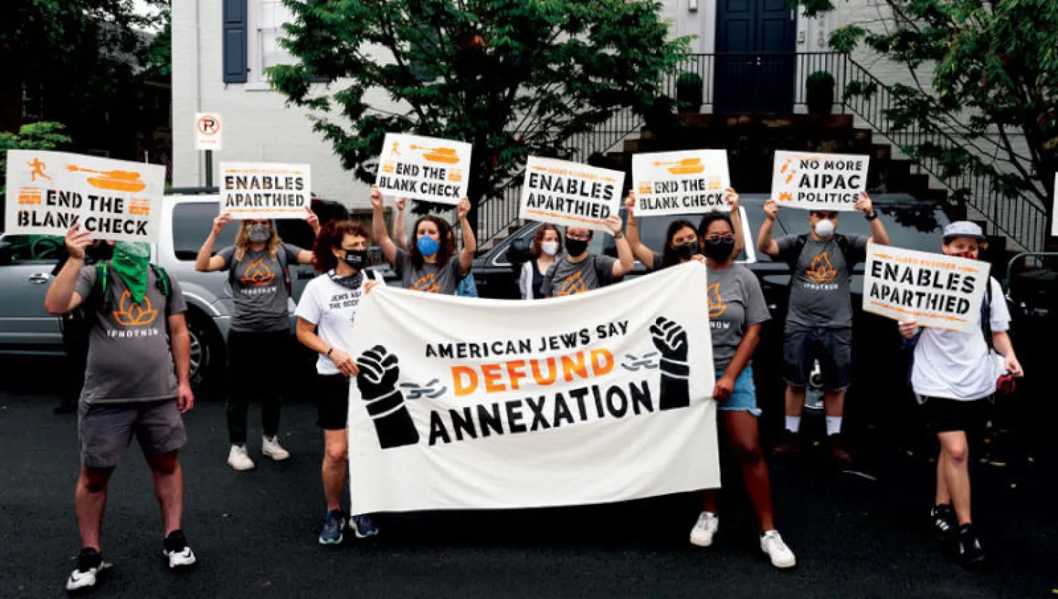 مظاهرة في واشنطن ليهود يحملون لافتات تطالب بعدم تمويل خطة ضم الضفة (د.ب.أ)