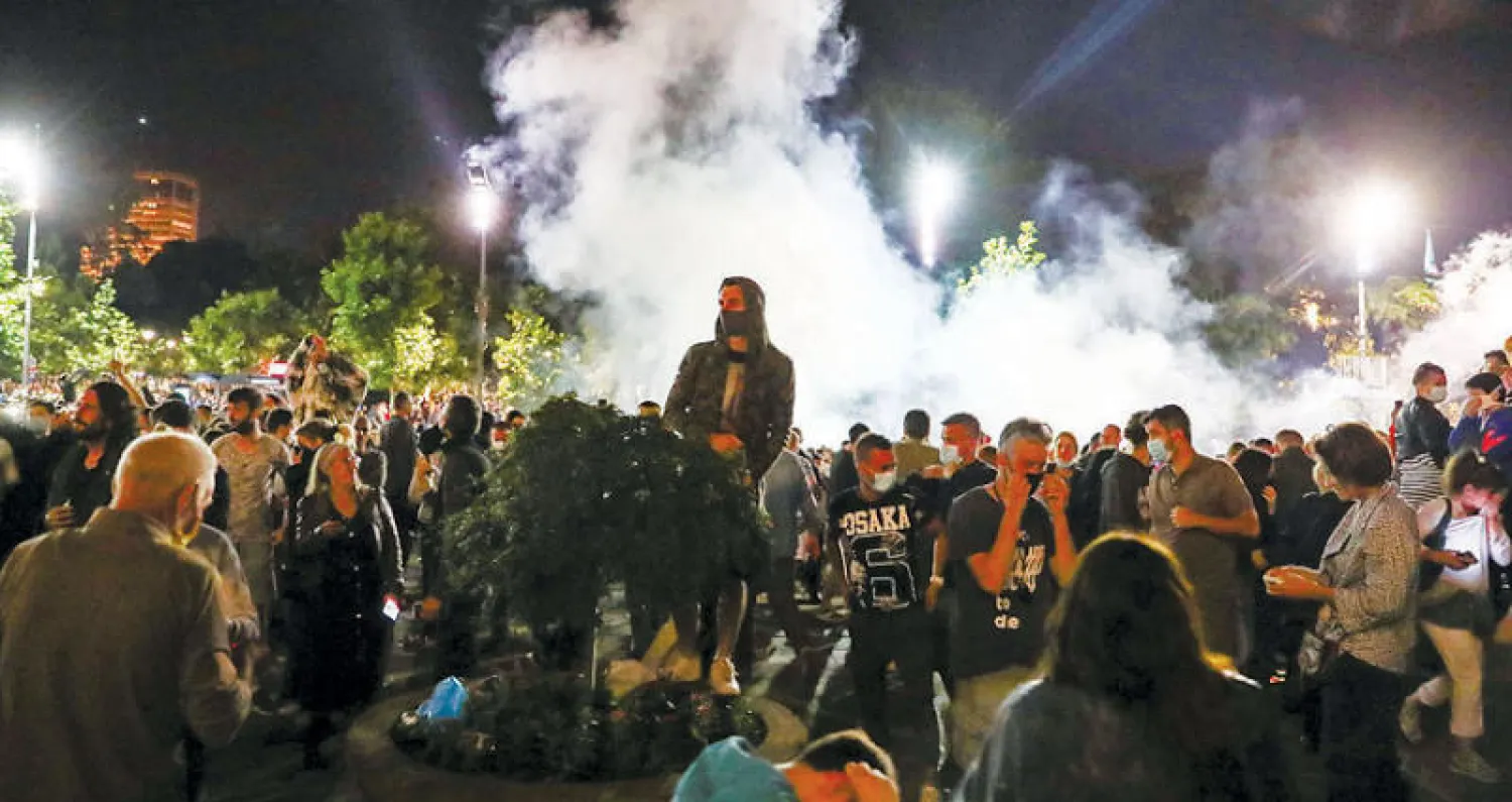 صدامات بين متظاهرين وقوات الأمن في بلغراد مساء الثلاثاء (رويترز)