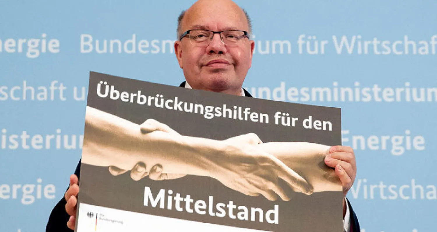 وزير الاقتصاد الألماني بيتر ألتماير خلال إعلانه حزم دعم اقتصادي في برلين أمس (إ.ب.أ)