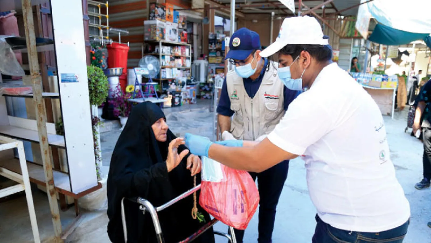 توزيع مواد توعوية ووقائية من «كورونا» في بغداد (وزارة الصحة العراقية)