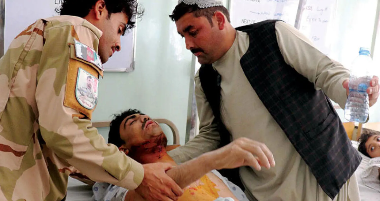 أحد جرحى التفجير الانتحاري في قندهار بعد نقله إلى المستشفى للعلاج أمس (إ.ب.أ)