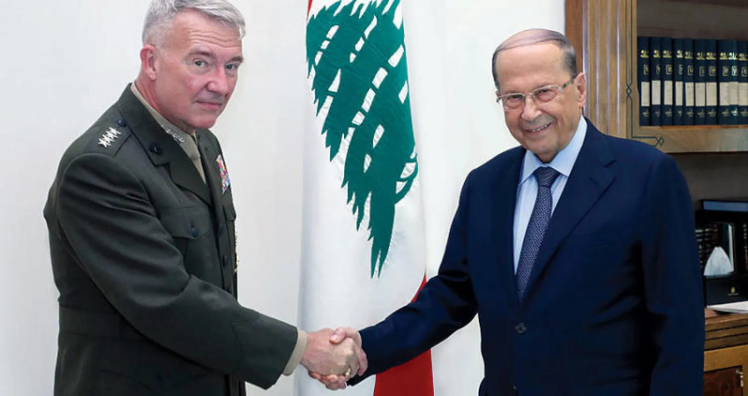 الرئيس ميشال عون مستقبلاً الجنرال ماكينزي أمس (دالاتي ونهرا)