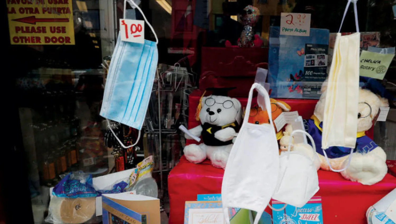 محل يبيع أقنعة واقية في ماستشوستس (رويترز)