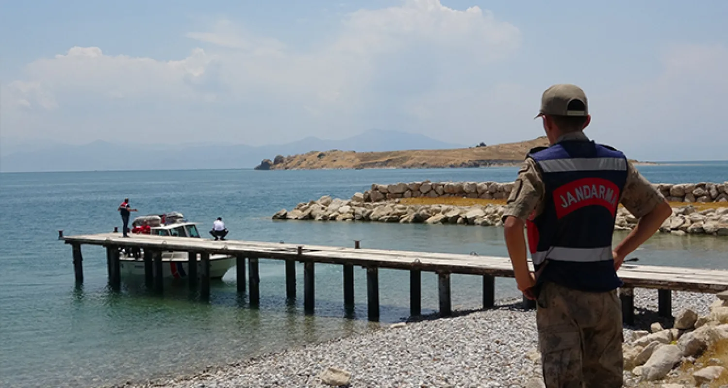 Van Gölü'nde batan teknenin yeri tespit edildi