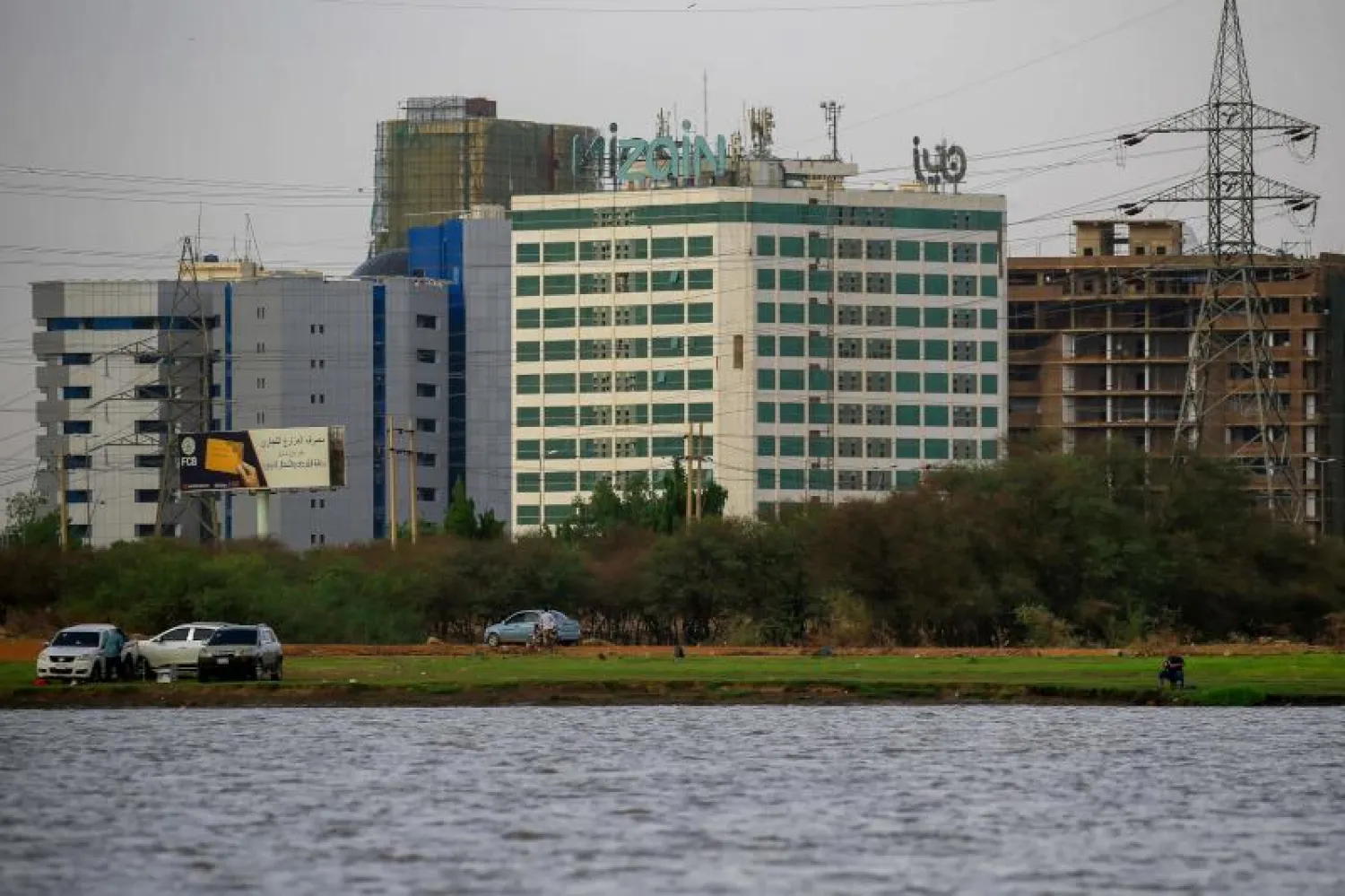 صياد سوداني يرمي شباكه في نهر النيل بالعاصمة السودانية (إ.ب.أ)