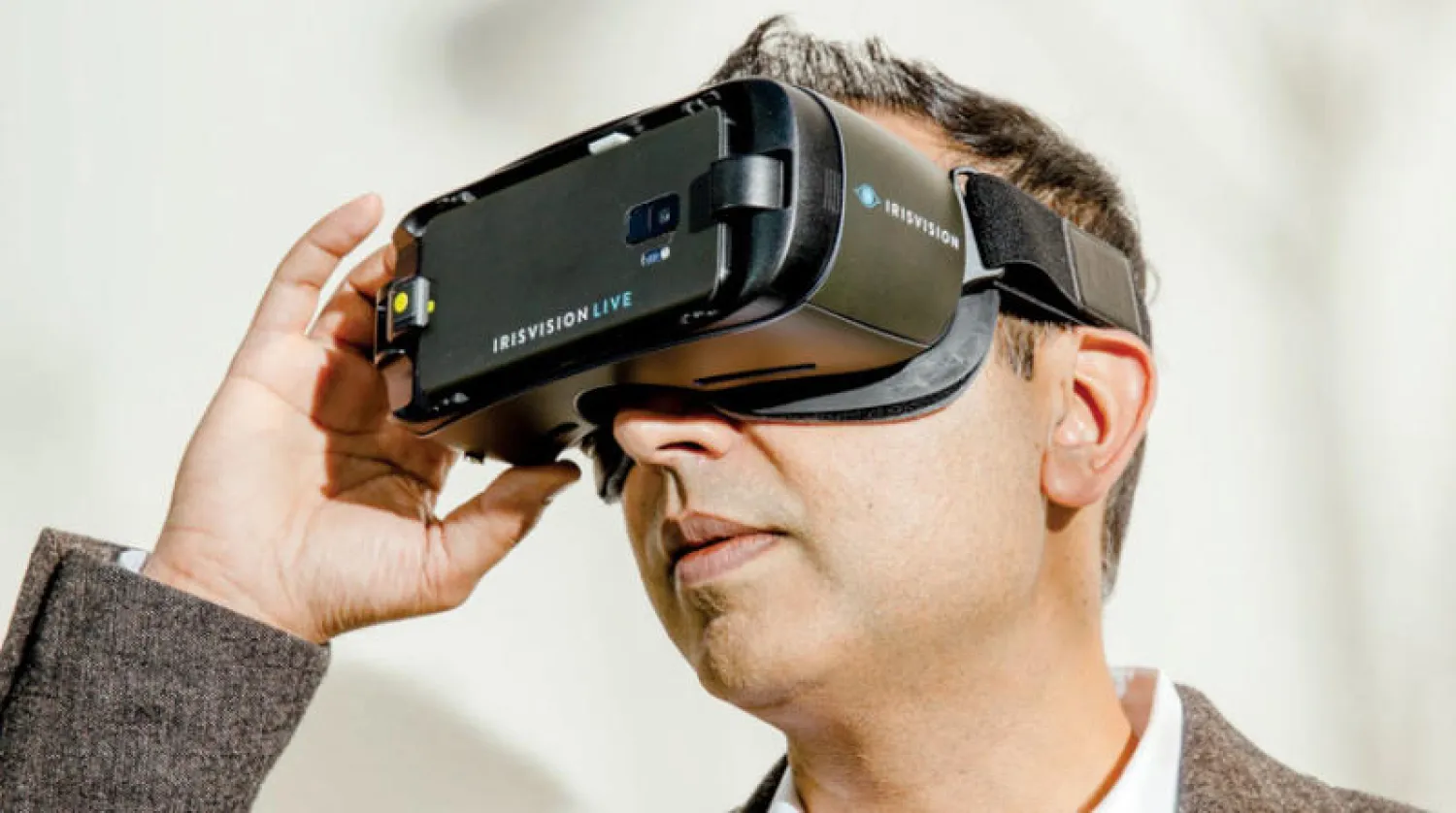 جهاز يعتمد على تقنيات الواقع الافتراضي والبرامج الإلكترونية لمن يعانون من ضعف البصر الشديد (نيويورك تايمز)