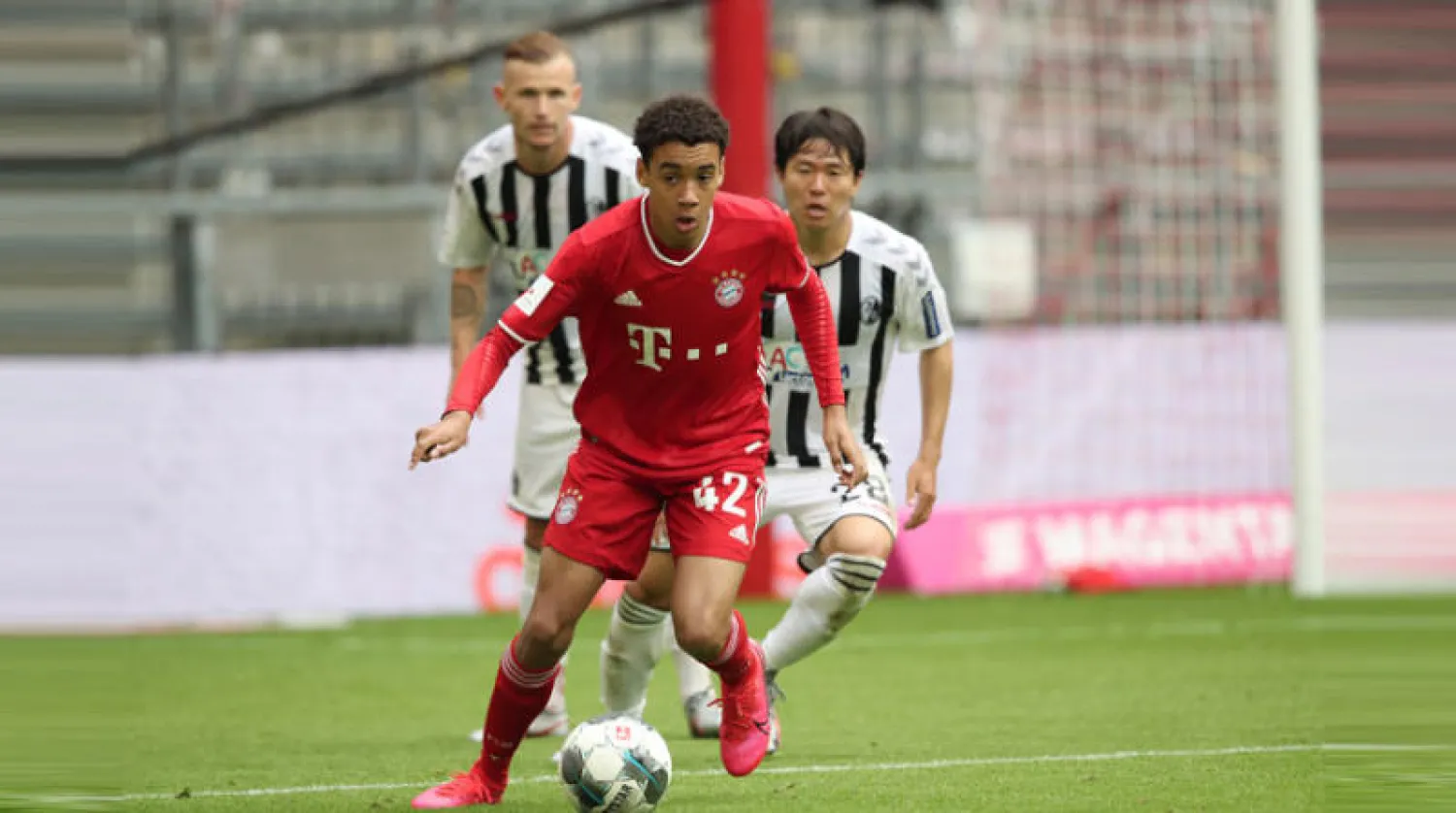 موسيالا شارك بديلاً في المباراة التي سحق فيها العملاق البافاري منافسه فرايبورغ بثلاثية نظيفة (إ.ب.أ)