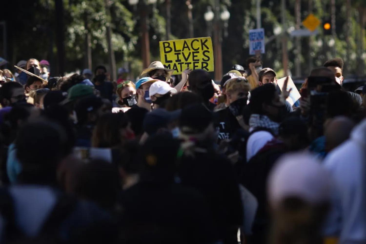متظاهرون يشاركون في احتجاجات ضمن حركة «حياة السود مهمة» بكاليفورنيا (إ.ب.أ)