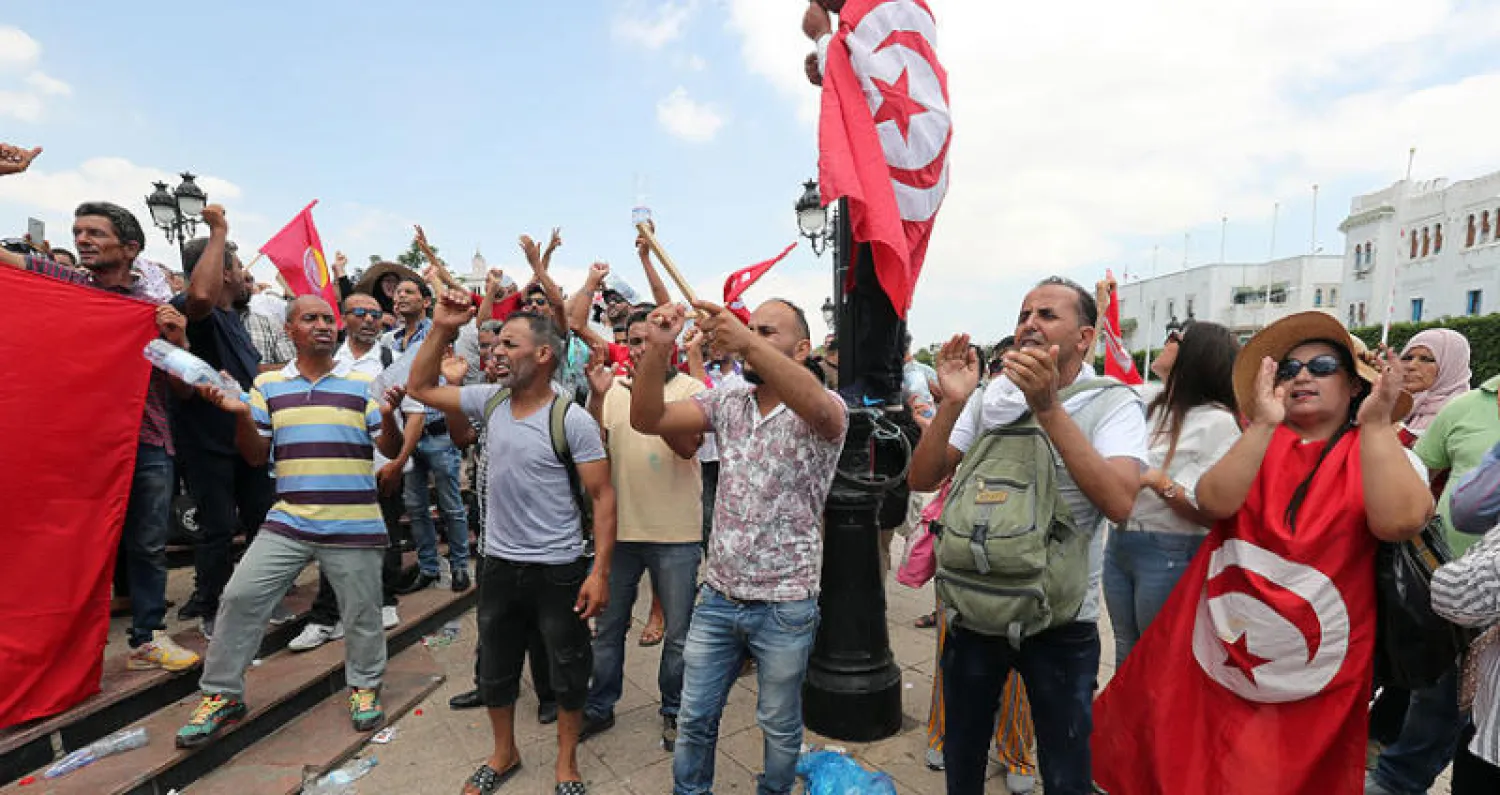 جانب من المظاهرات التي تطالب حكومة الفخفاخ بتوفير مناصب الشغل (إ.ب.أ)