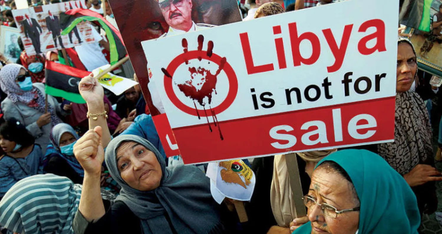 مؤيدون للمشير خليفة حفتر يشاركون في مظاهرة في بنغازي للتنديد بالتدخل التركي في ليبيا (أ.ف.ب)