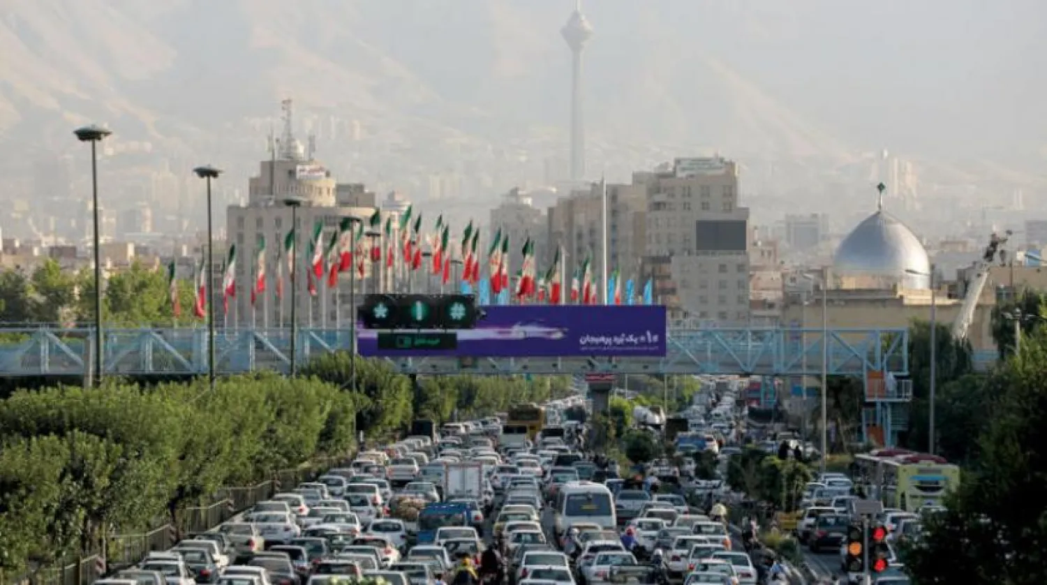 Tahran’ın merkezindeki bir caddede dün trafik sıkışıklığı görülürken, bulaş ve ölüm vakalarında artış yaşandı (Reuters)