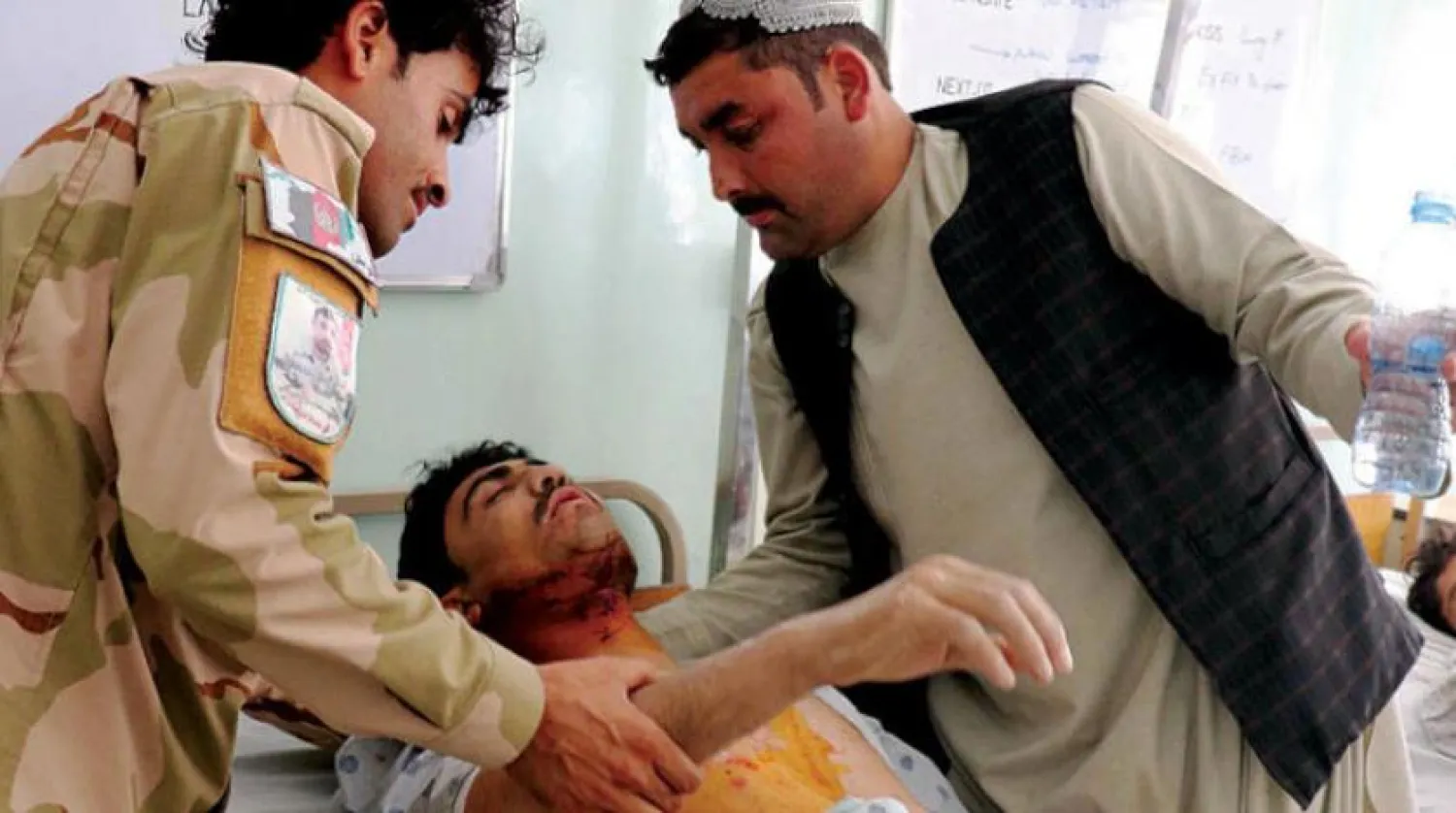 Söz konusu saldırıda yaralanarak dün hastaneye kaldırılan bir kişi (EPA)
