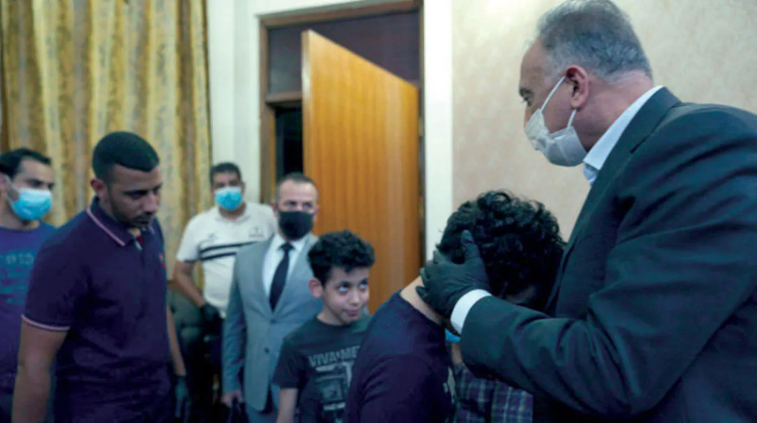 الكاظمي في منزل الهاشمي معزياً أفراد أسرته (مكتب رئيس الوزراء العراقي)