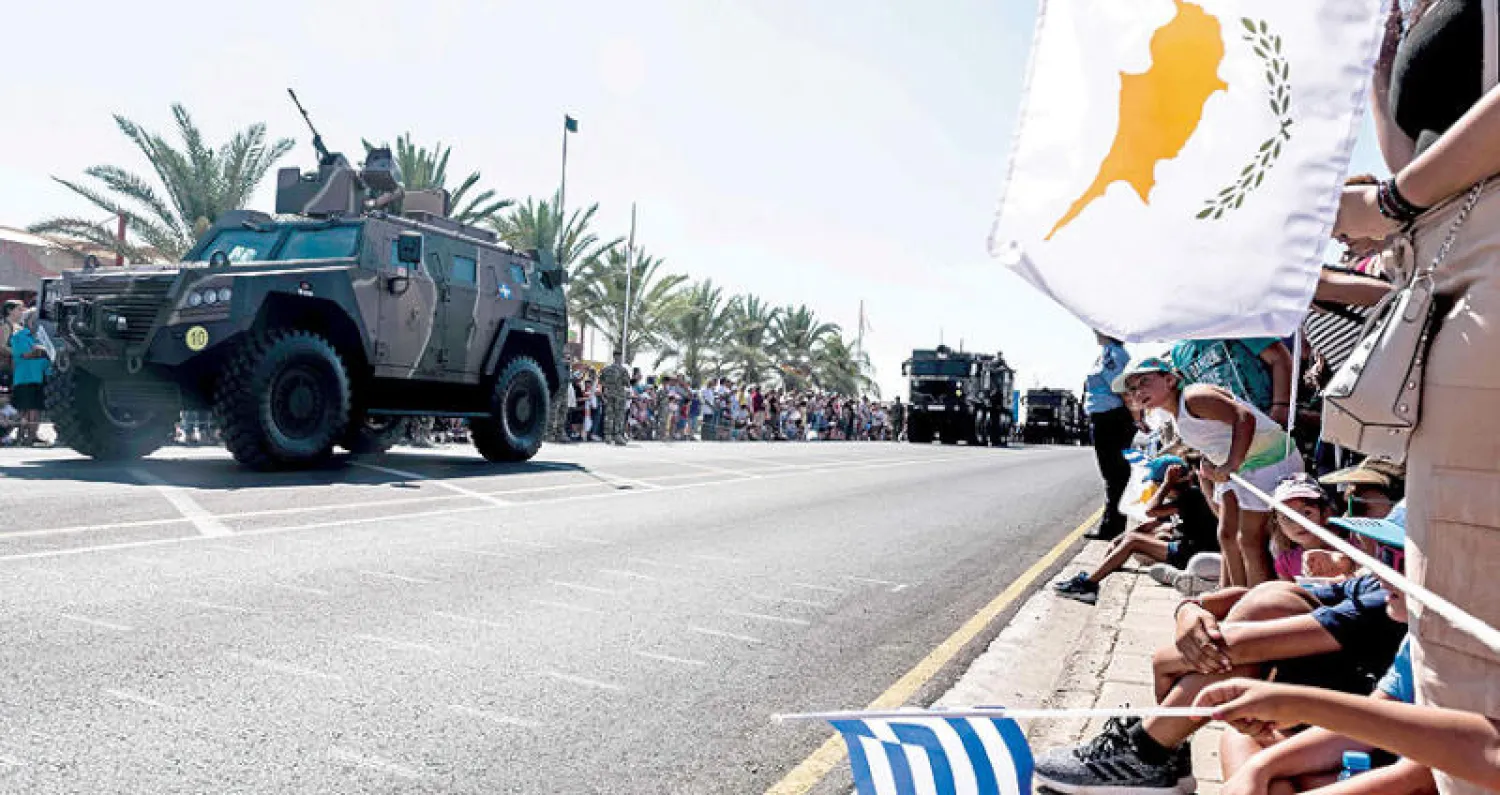 قبارصة يلوحون بعلم الجزيرة في ذكرى الاستقلال... ومناورات أميركية - قبرصية تغضب تركيا (أ.ف.ب)