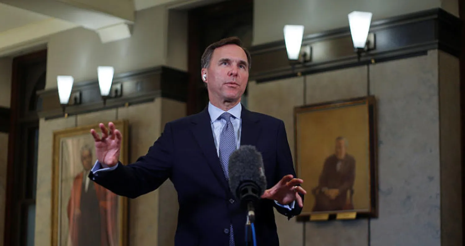 وزير المالية الكندي بيل مونرو متحدثاً للصحفيين في أوتاوا مساء الأربعاء (رويترز)