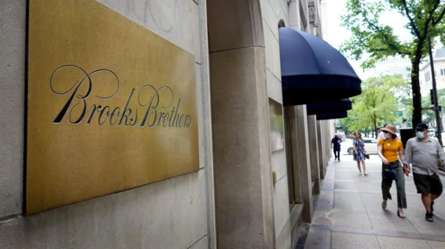 شعار «بروكس براذرز» أمام متجر مغلق (أ.ف.ب)